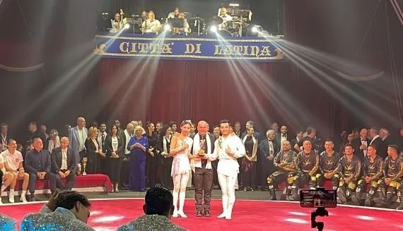 第25届意大利国际马戏节银奖！浙演《梦系西湖—伞技》荣获国际瞩目